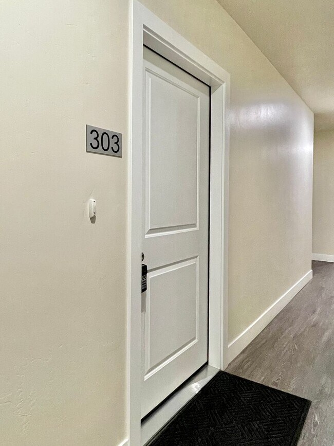 Building Photo - Space Efficient 1 Bedroom Condo
