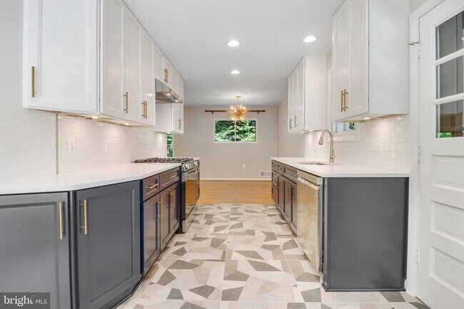 Building Photo - 5019 Fleming Dr
