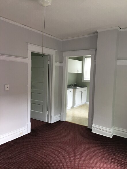 Building Photo - 526 E 7th St