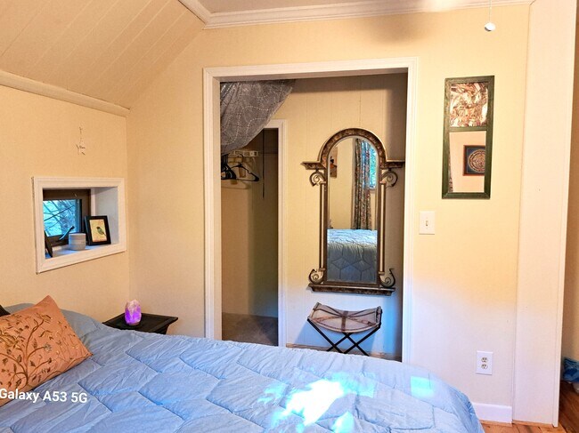 Building Photo - 21021 Entrada Dr