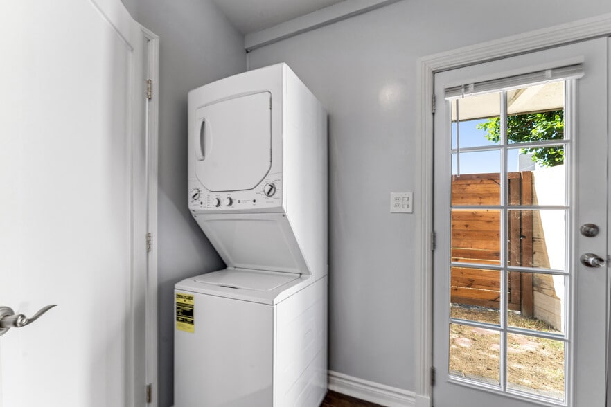 Washer dryer - 1344 N Lincoln St