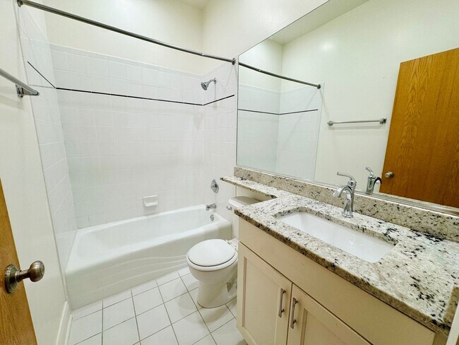 Building Photo - Fully Renovated 3-Bed/2-Bath in Lincoln Park, Parking Included!