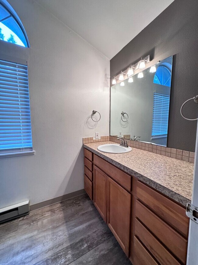 Building Photo - 1 Bedroom with Additional Loft!