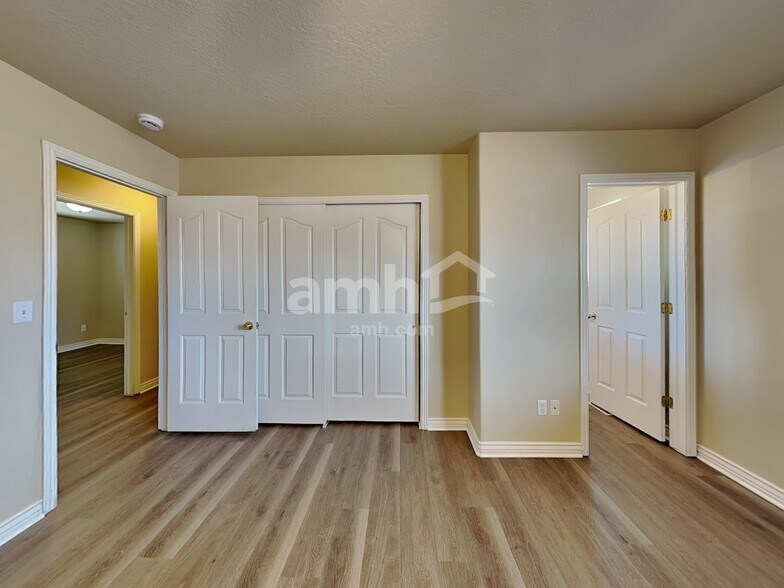Building Photo - 340 W Oaks Dr