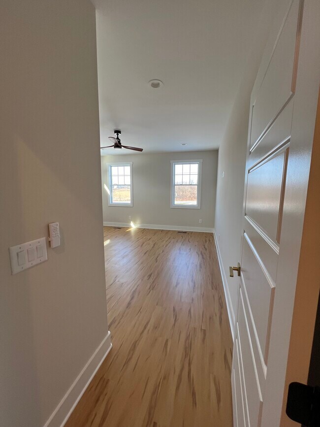 Building Photo - Clarksville Luxury home