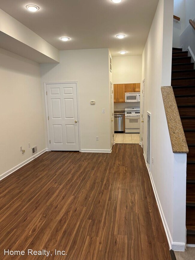 Building Photo - 2 br, 1.5 bath House - 1603 6th St. NW