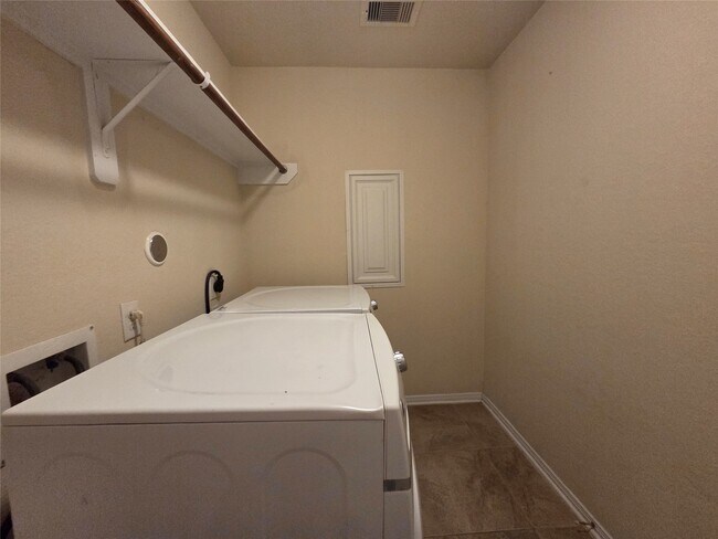 Building Photo - 2615 Elm Crossing Trail