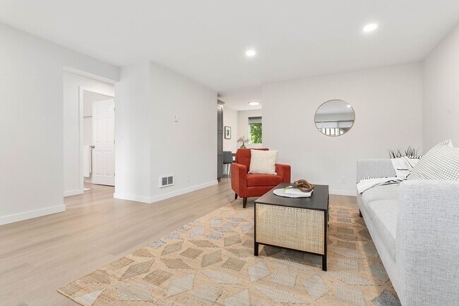 Building Photo - Quelch Apartments