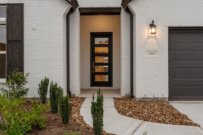 Building Photo - 26915 Longwood Ledge Ln