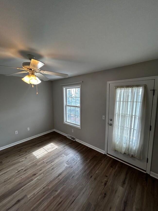 Building Photo - Cozy 2-Bedroom Condo in Exclusive Beachfro...