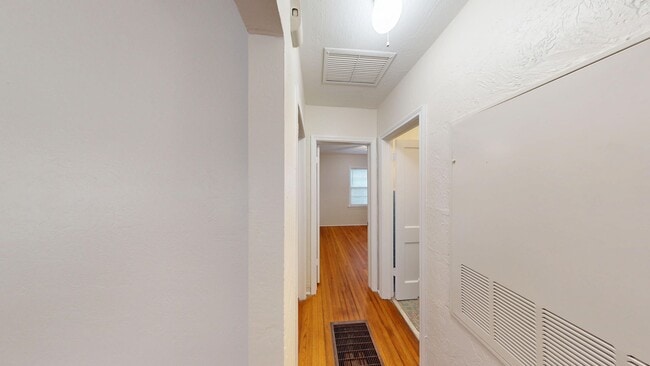 Building Photo - Charming 2 Bedroom/ 1 Bathroom Home with D...