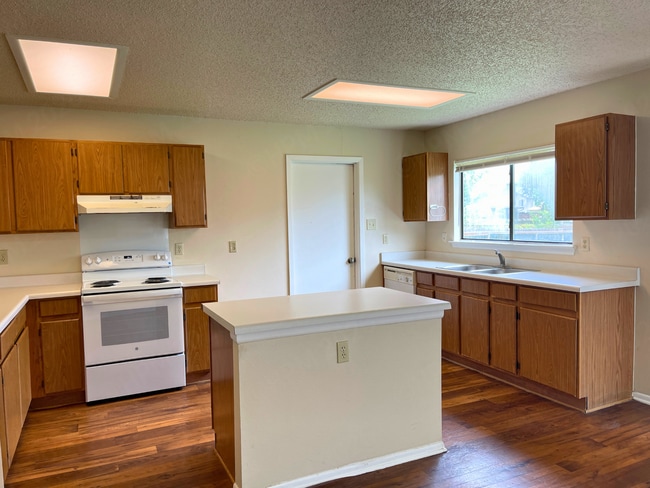 Building Photo - Charming 3 Bedroom Home with Fireplace in Meadow Brook Converse