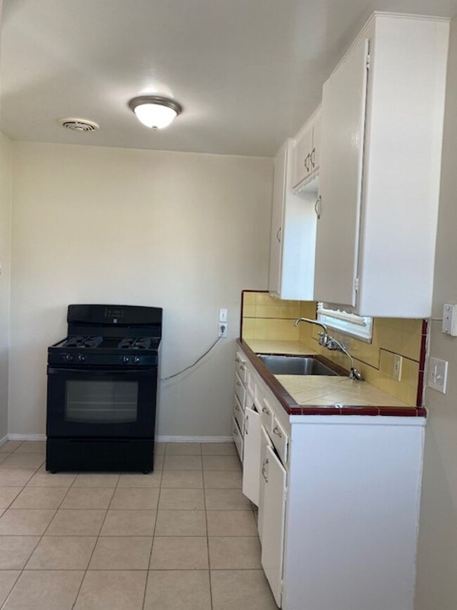 Building Photo - Large 2 Bedroom, 1 Bath with Parking and L...