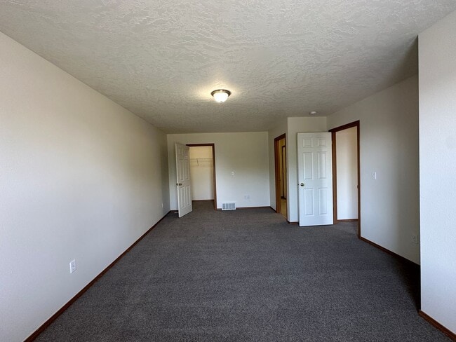 Building Photo - 419 N Arbutus Ave