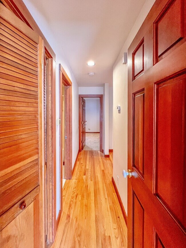 Building Photo - Charming One Bedroom Apartment