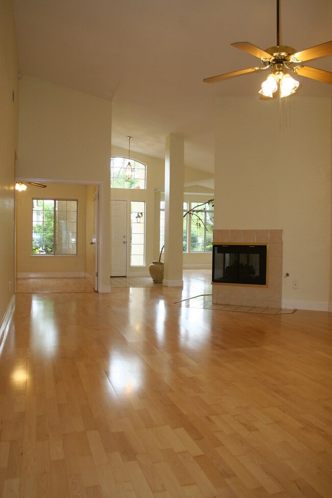 Building Photo - 10317 Walnut Creek Ct