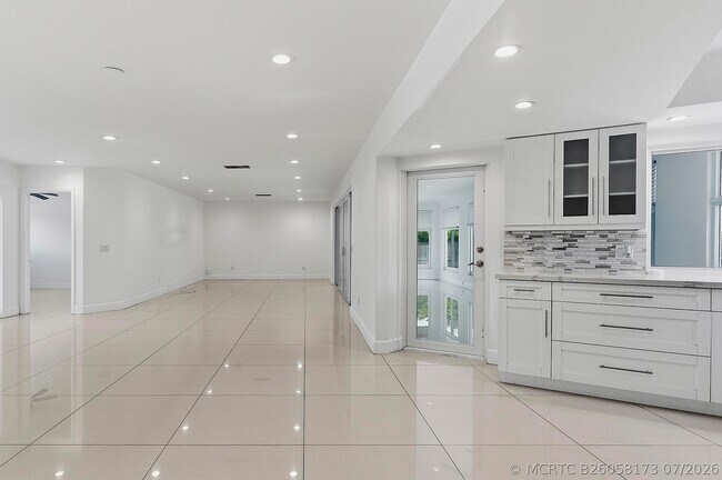Building Photo - 2910 NE 40th Ct
