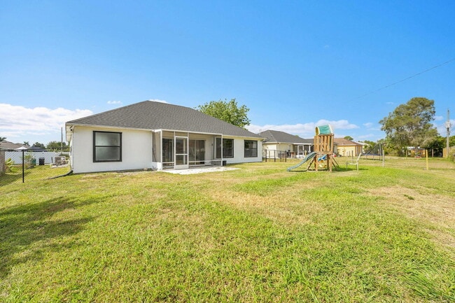 Building Photo - 333 SW Dwight Ave