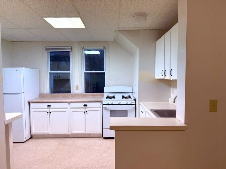 Building Photo - 33 Lake St