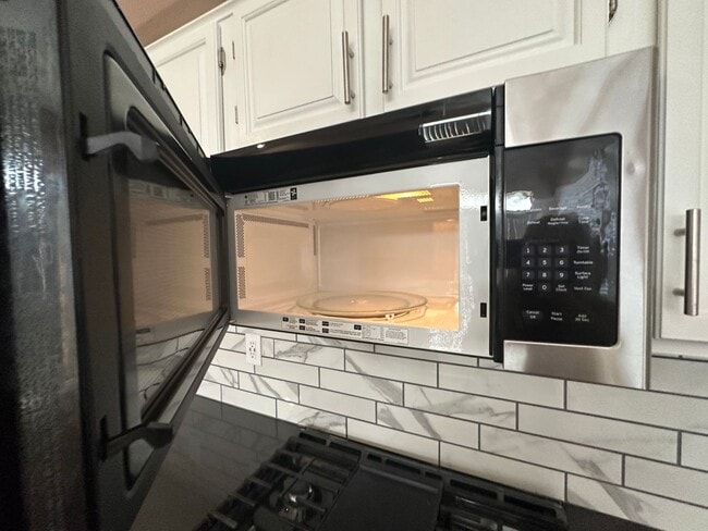 Building Photo - Darling one story home