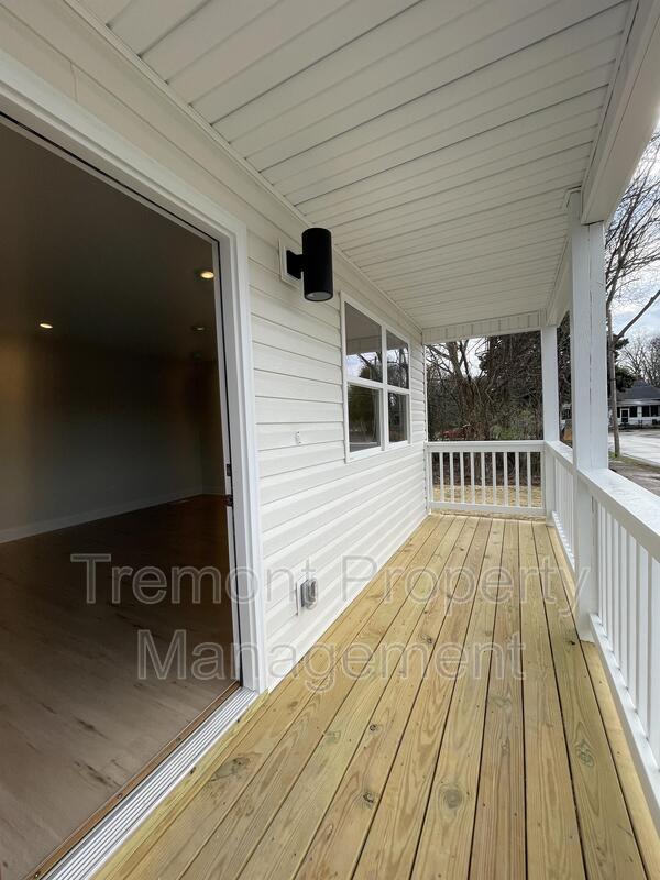 Building Photo - 307 W 42nd St