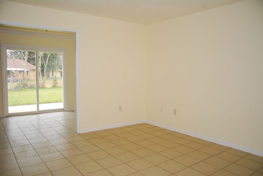 Building Photo - 1005 Debra Dr
