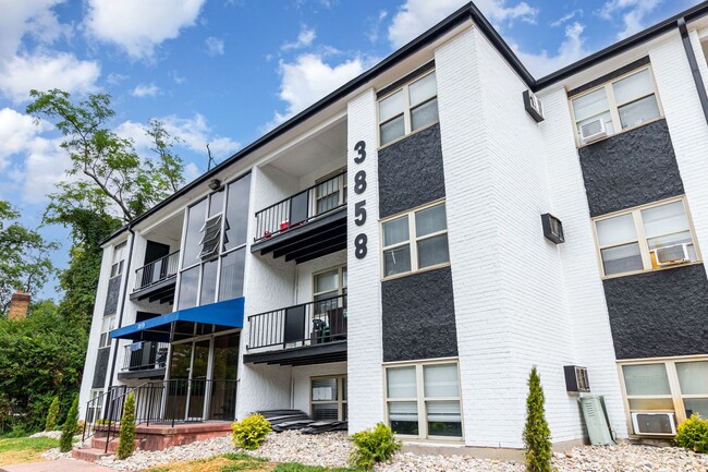 Building Photo - Washington Court Apartments- Newly Renovated