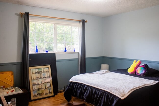 Building Photo - Three Bed Two Bath Home