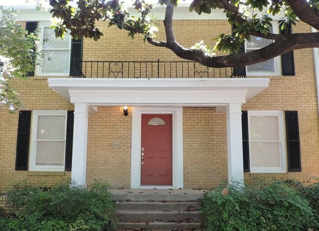 Building Photo - Total Remodel Townhome-Like Unit in Berkel...