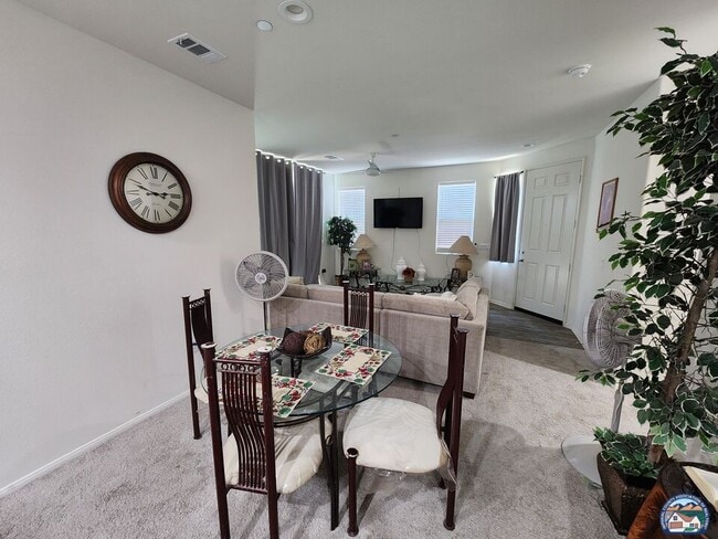 Building Photo - 2724 Meadowbrook Dr