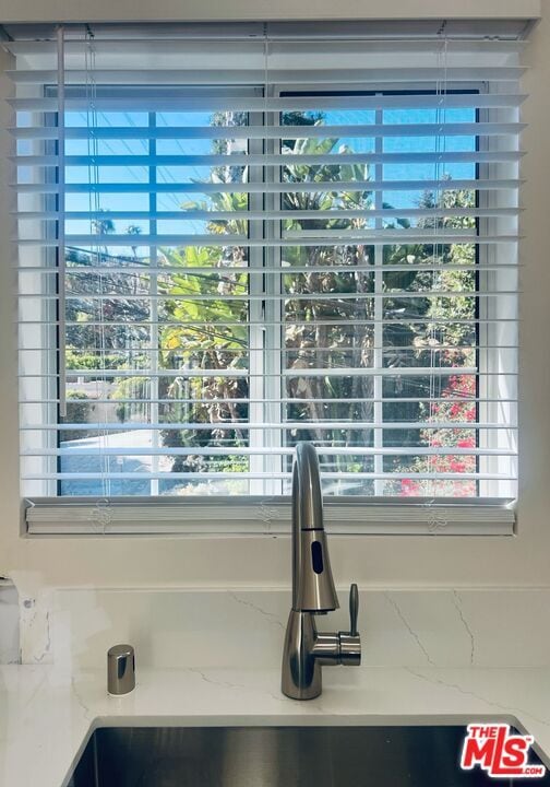 Building Photo - 2401 Beachwood Dr