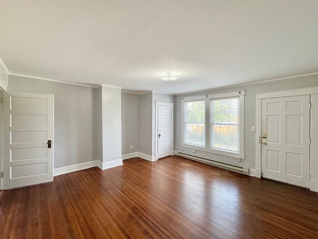 Building Photo - A Great Place to Call Home! Upstairs Apart...