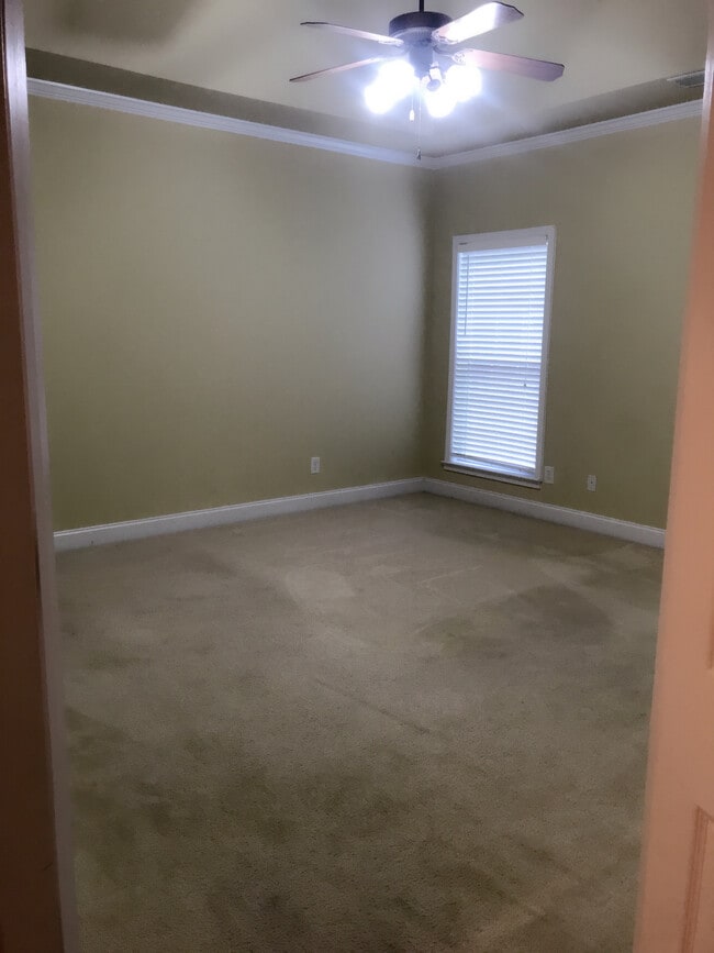 Building Photo - 535 Roland Manor Dr