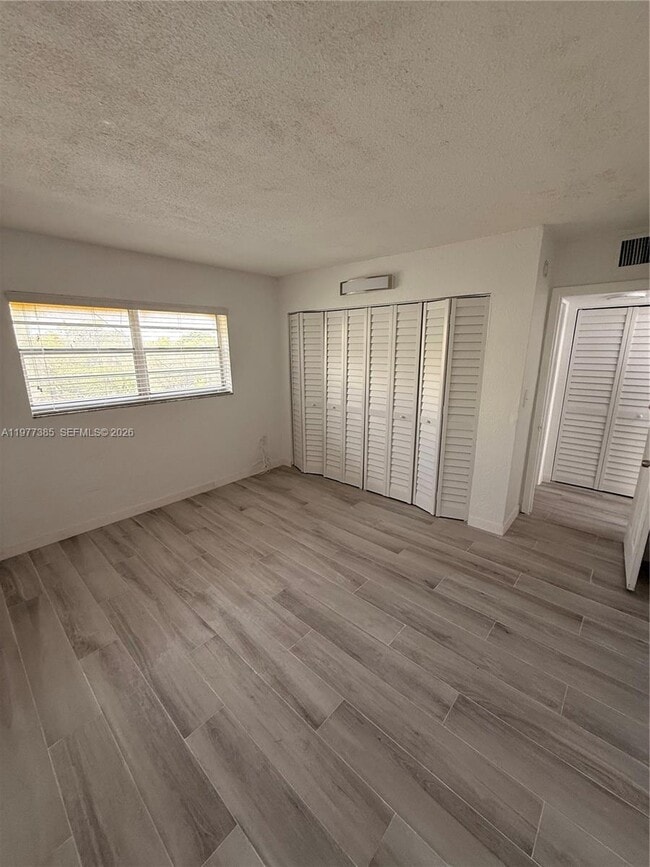 Building Photo - 1629 NW N River Dr