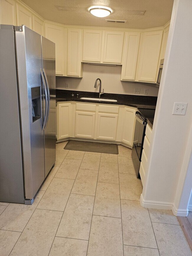 Building Photo - 3 Bed 2 Bath TH in Orem For Rent!