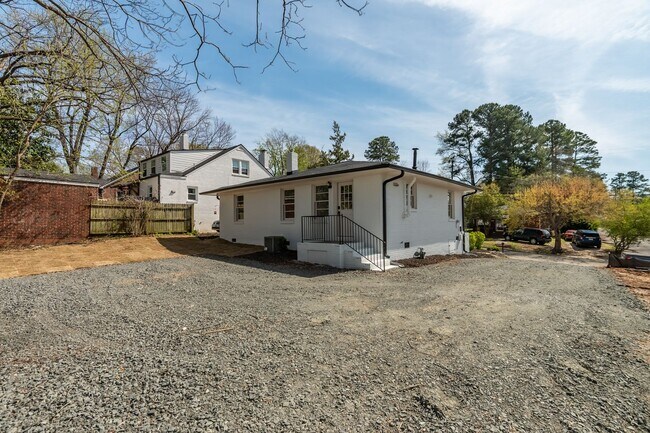 Building Photo - Newly Renovated Ranch-style Home