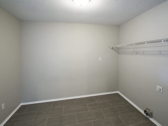 Building Photo - UPDATED 3 beds, 2 baths on cul de sac.