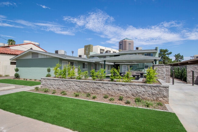 Building Photo - 208 E Virginia Ave