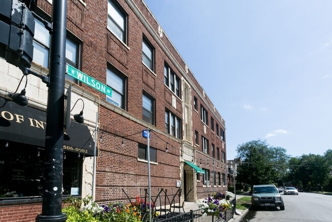 Building Photo - 2249 W Wilson Ave