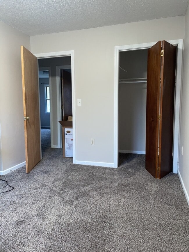 Building Photo - 902 Creekside Dr