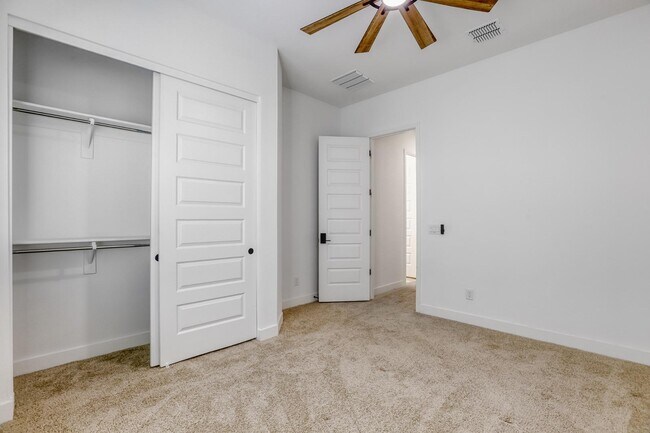 Building Photo - 8723 W Vista Ave