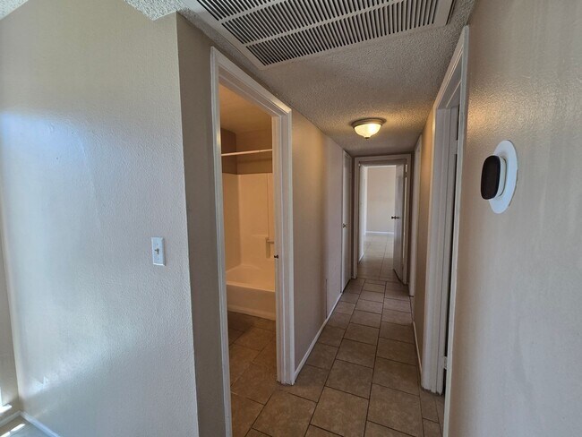 Building Photo - 3 Bedroom Home off of Hollywood– Now Offer...