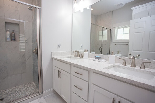 Building Photo - 2202 Elkridge Dr