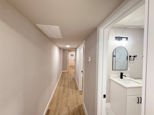 Building Photo - 5238 Pease St