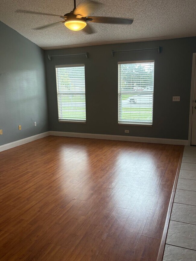 Building Photo - Wonderful 4 bedroom plus bonus room BEAUTY   call Sheila or text 407-687-7900