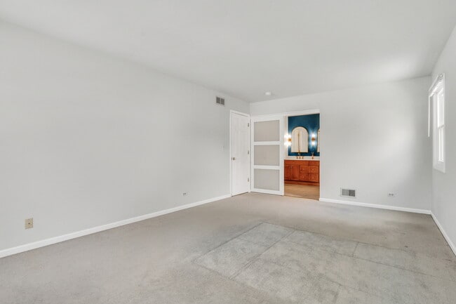 Building Photo - 1000 Cumberland Ln