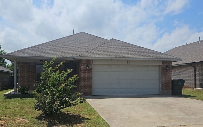 Building Photo - Very Nice 3 bedroom 2 bath home in MWC sch...