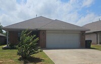 Building Photo - Very Nice 3 bedroom 2 bath home in MWC sch...