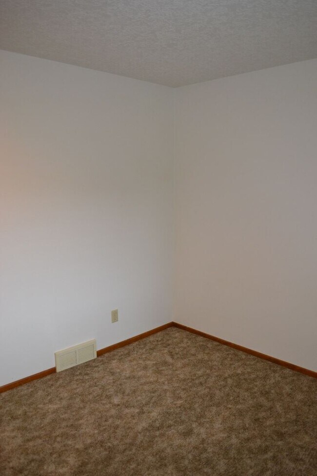 Building Photo - BEAUTIFUL 3 BEDROOM 3 BATH HOUSE LOCATED IN SOUTH SALEM
