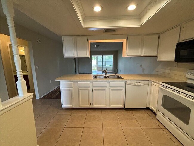 Building Photo - 2220 Bancroft Cir S